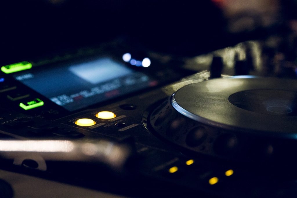 DJ aux platines — média hiphop.fr